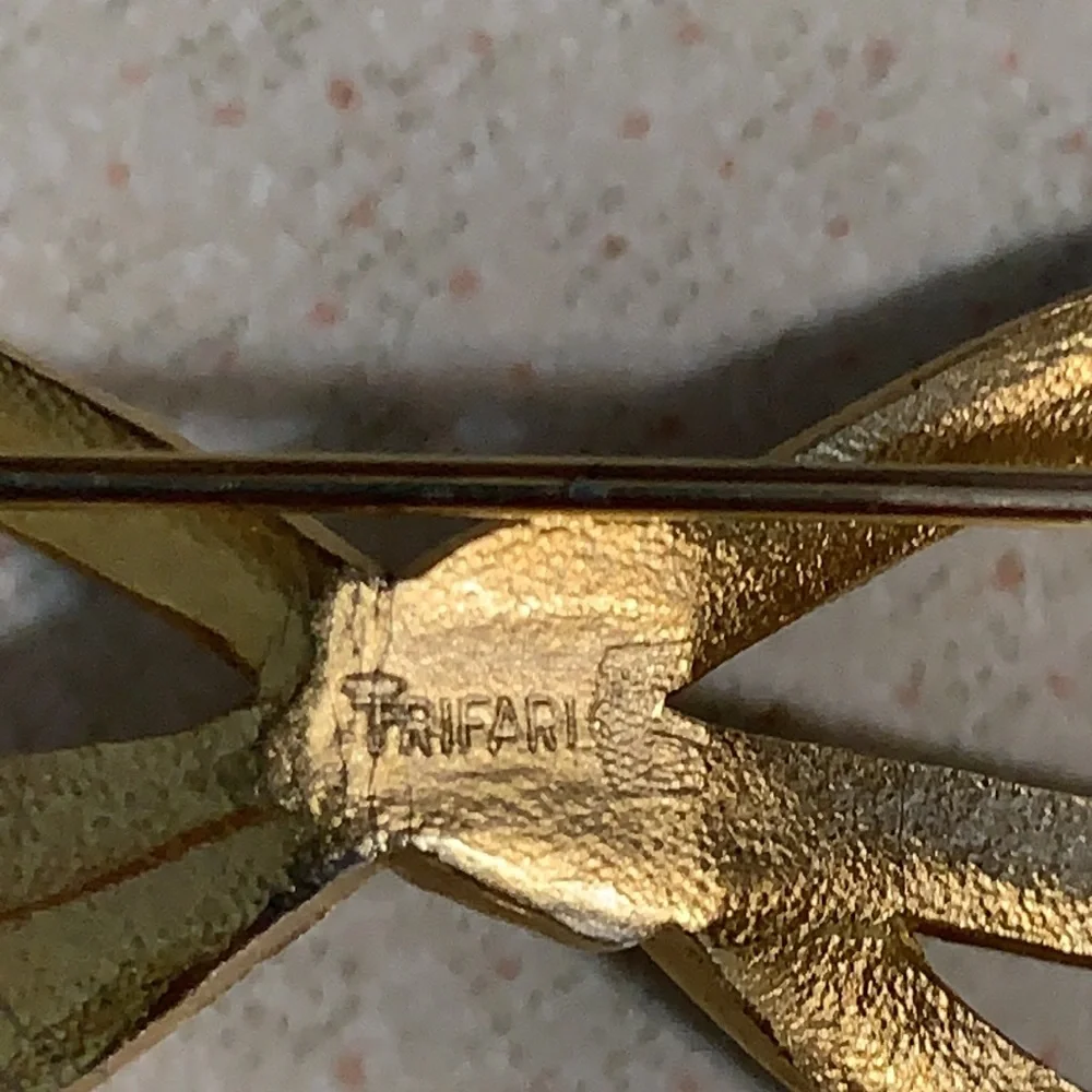 Trifari gold tone bow broach (98)